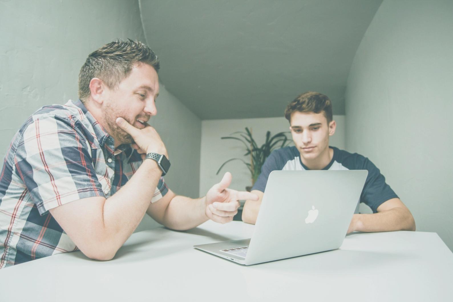 Espacios de trabajo colaborativo con equipos analizando datos en tiempo real